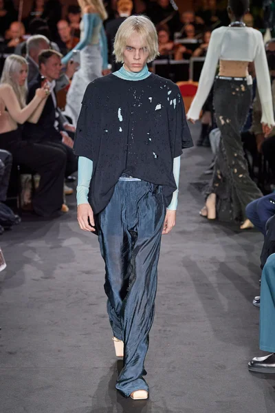 Look 16